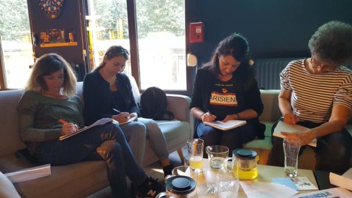 Participants d'un atelier d'écriture à Reims en train d'écrire